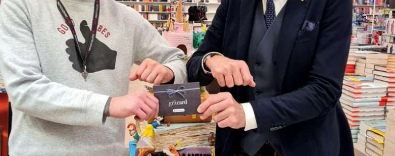 Francesco Aldini di Libreria Mondadori con Massimo Bobbo ritira la Gift card