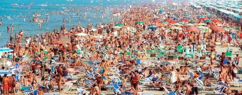 La spiaggia di Rimini a Ferragosto (2001)